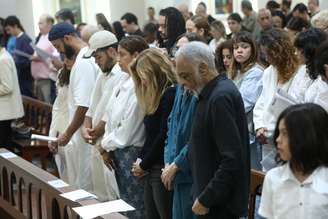 Família Gil e amigos na missa de sétimo dia de Preta Gil
