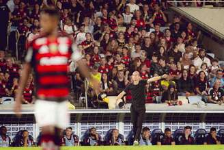 Filipe Luís busca sacramentar jogos com bola parada –