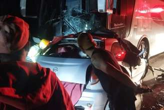 Acidente entre ônibus com romeiros e carro mata 3 adultos e 2 crianças em MG