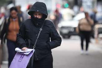 Pedestre se protege para enfrentar o frio na região da Avenida Paulista.