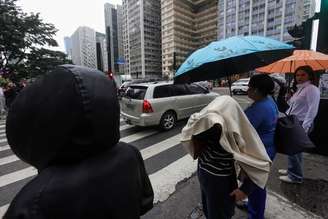 Paulistanos enfrentam dia de frio e chuva.