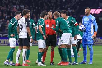 Bruno Fuchs jogador do Palmeiras reclama com a arbitragem durante partida contra o Corinthians no estÁdio Arena Corinthians pelo campeonato Copa Do Brasil 2025.