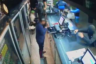 Grupo de adolescentes rouba mais de R$ 16 mil em produtos de loja em Guarujá