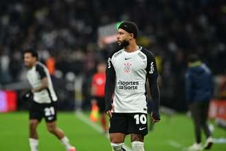Memphis Depay em campo pelo clássico entre Corinthians e Palmeiras, pela Copa do Brasil