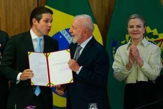 Lula e Hugo Motta durante reunião que tratou do projeto de lei que amplia isenção do Imposto de Renda; ao lado, a ministra Gleisi Hoffmann, da Secretaria de Relações Institucionais