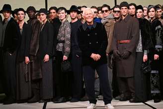 Estilista Giorgio Armani posa com modelos após desfile na Semana de Moda de Milão, em janeiro
