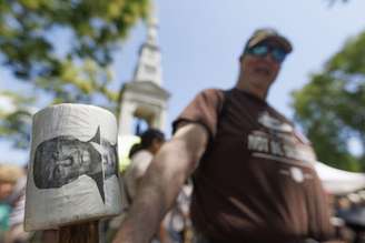 Homem mostra rosto de Trump em papel higiênico em ação do Rage Against the Regime