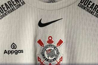 Camisa com escudo do Corinthians