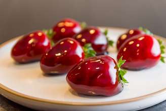 O caramelo feito da forma correta é a chave do sucesso do morango do amor