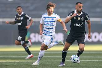 O Botafogo segue sem vencer o Cruzeiro em jogos oficiais entre as equipe 