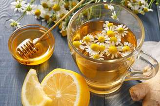 Chá de camomila, limão-siciliano e gengibre