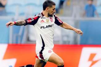 Arrascaeta em ação pelo Flamengo contra o Central Córdoba