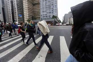 Paulistanos enfrentam frio e chuva em SP.