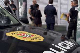 Policiais civis durante operação. Criminosos fazem arrastão em prédio em Moema, zona sul de SP.