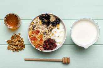 Iogurte com mel e  graonola é uma boa opção de pré-treino