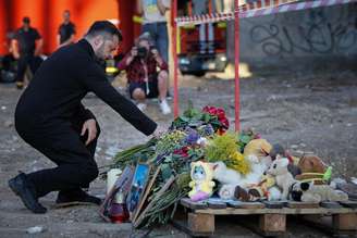 Zelensky deposita um buquê de flores em memória das vítimas de ataque russo em 1º de agosto