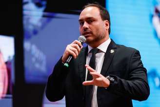 Diferente de seu irmão, Carlos não apagou a publicação em que seu pai aparece.