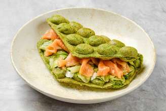 Sanduíche waffle de matcha com salmão