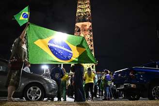 Manifestantes pró-Bolsonaro se reúnem em Brasília após prisão