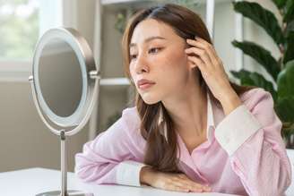 A luz azul emitida pelas telas pode prejudicar a saúde da pele