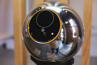Orb, a câmera que registra imagem de alta resolução da íris dos usuários