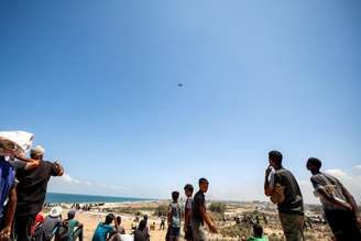Palestinos aguardam por arremessos aéreos de suprimentos em Gaza