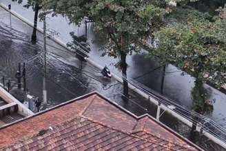 Alagamento deixou ruas submersas em Santos na manhã desta quarta-feira, 6