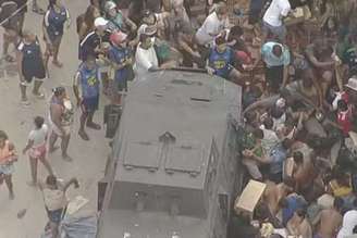 Multidão ignora blindado da PM e avança sobre carga roubada de carne no Rio