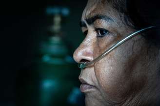 Brasileira usa balão de oxigênio após contrair Covid-19