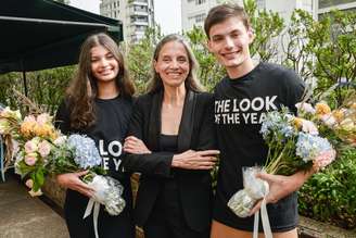 Liliana Gomes entre os vencedores Alexa Sthel e Gabriel Bottene, em 2024 