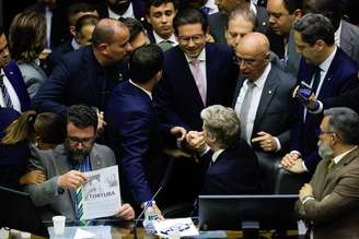 Após dois dias de obstrução protagonizada pela oposição na Câmara dos Deputados, o presidente da Casa, Hugo Motta, retomou a cadeira de presidente