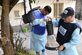 Autoridades sanitárias durante combate a vírus