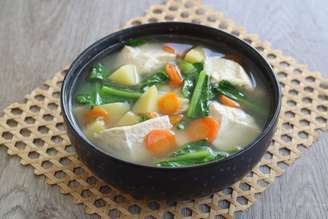Sopa de vegetais com tofu
