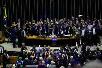 O deputado Hugo Motta conseguiu retomar a cadeira da presidência da Câmara quase 2h depois do horário marcado para a sessão