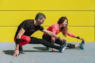 O aquecimento e o alongamento antes da corrida ajudam a evitar lesões