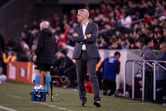 O técnico Hernán Crespo, do São Paulo, durante a partida de volta das oitavas de final da Copa do Brasil 2025 entre Athletico Paranaense e São Paulo