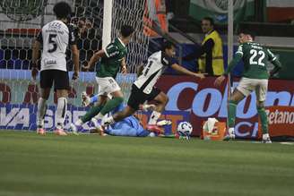 Jogadores do Corinthians comemoram gol de Matheus Bidu