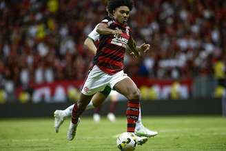 Vitinho em jogo do Flamengo contra o Juventude no Mane Garrincha 