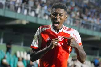 Vitão em ação pelo Internacional