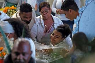 Arlindinho e Flora Cruz se emocionam no velório do pai, o sambista Arlindo Cruz, na quadra da escola de Samba Império Serrano