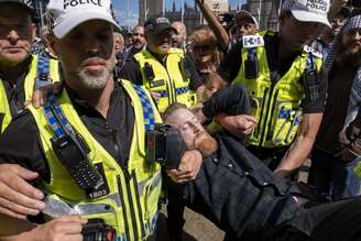 A polícia prende manifestantes pacíficos que se opõem ao genocídio e apoiam o grupo de ação direta proibido Ação Palestina. Eles foram à Praça do Parlamento sabendo que seriam presos e enfrentariam penas de prisão potencialmente longas por sua oposição à crise humanitária em Gaza, em 9 de agosto de 2025, em Londres, Reino Unido. Muitos manifestantes também se manifestaram em apoio às pessoas que podem ser presas por apoiar a Ação Palestina, recentemente considerada uma organização terrorista pelo governo britânico. A Polícia Metropolitana se uniu a policiais galeses para realizar prisões em massa.