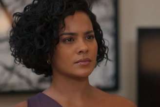 Fátima rouba os documentos de Sarita em Vale Tudo