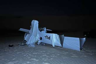 Destroços do avião de pequeno porte que caiu nas dunas dos Lençóis Maranhenses, em Santo Amaro