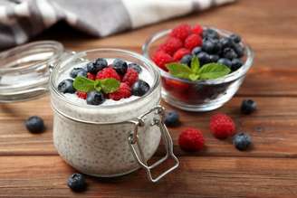 Pudim de chia com frutas vermelhas