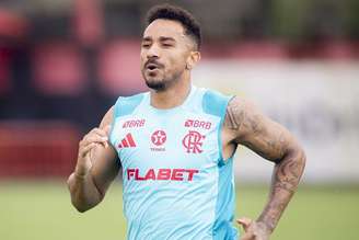 Danilo em atividade nesta segunda-feira, no Ninho do Urubu –