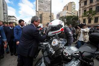 A prefeitura de São Paulo entregou nesta segunda-feira (11) as 100 primeiras câmeras do programa Smart Sampa acopladas em motos da Guarda Civil Metropolitana (GCM) e da Polícia Militar que atuam na capital paulista.