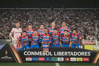 Elenco do Fortaleza antes da partida contra o Colo-Colo, no Chile. 