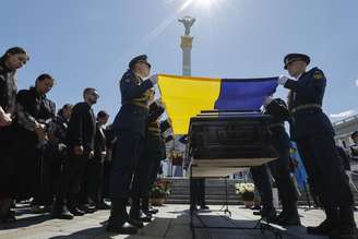 Funeral de ploto de caça morto em guerra contra Rússia