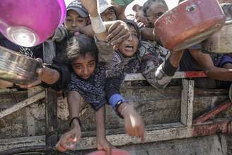 Crianças em Gaza se amontoam em busca de um pouco de comida