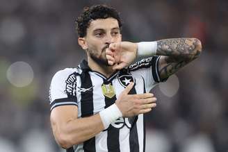 Alex Telles em partida pelo Botafogo (Foto: Vitor Silva/Botafogo)